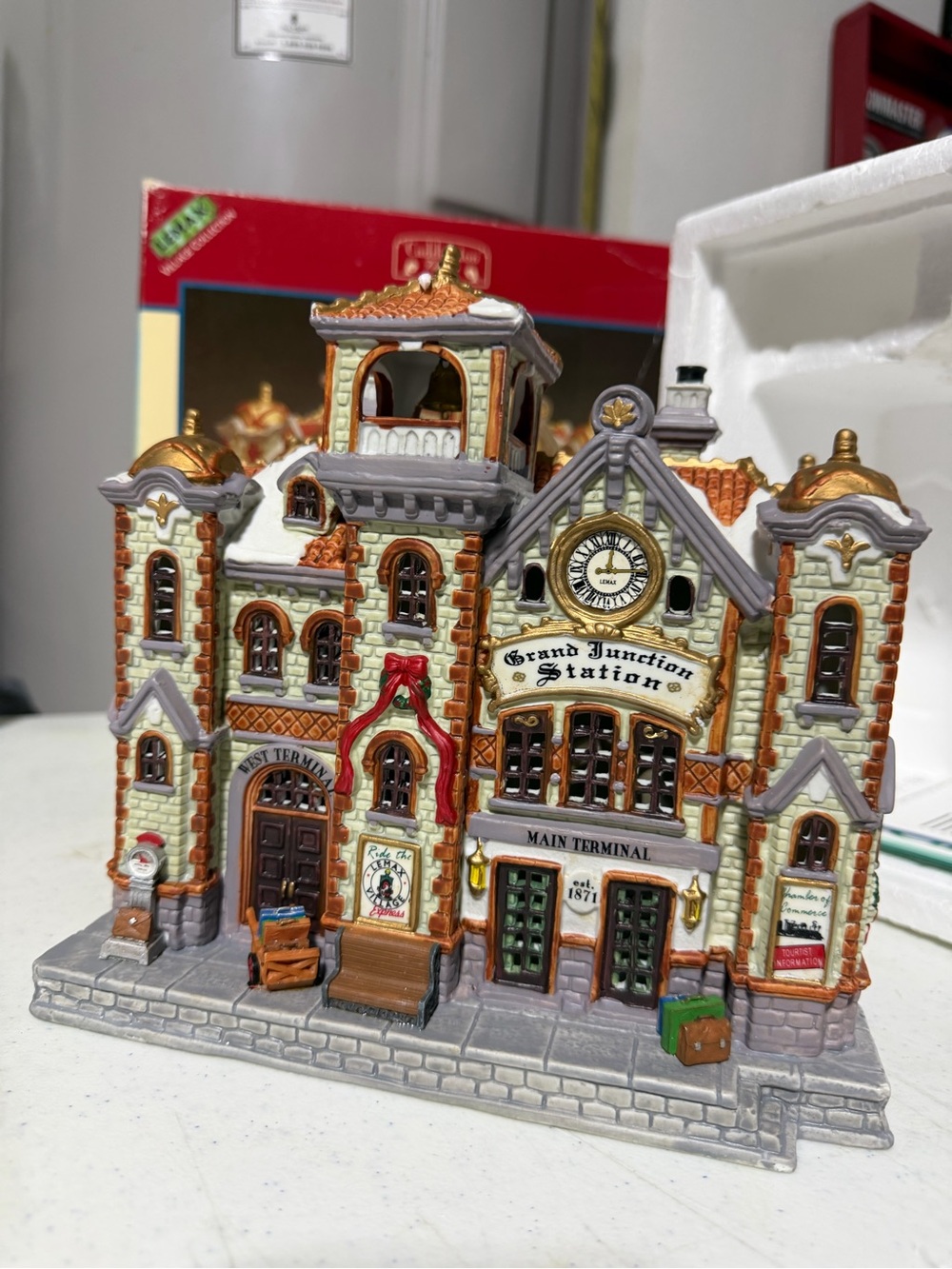 2001 Lemax Caddington Christmas Village Porcelain Lighted Grand Junction Station